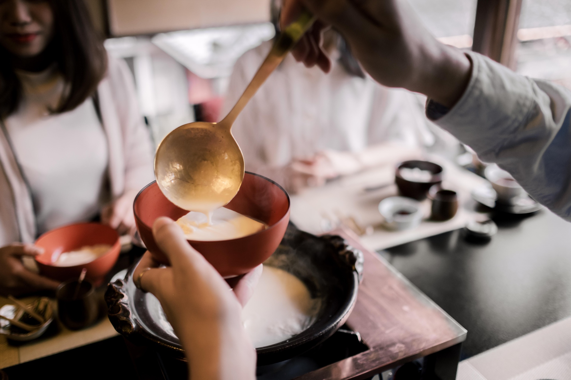 Workshop group learning modern sauce technique